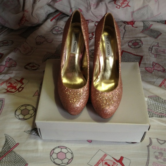 Sparkly pink Steve Madden pumps