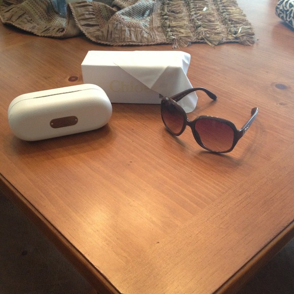Chloe sunglasses. *sold*