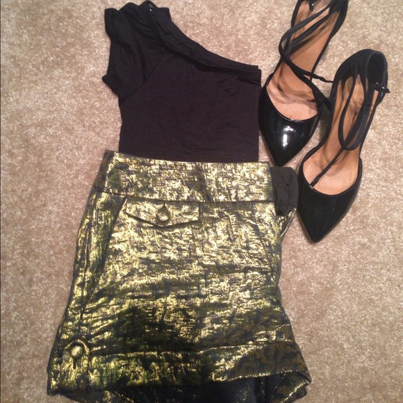 Express Gold n black shorts