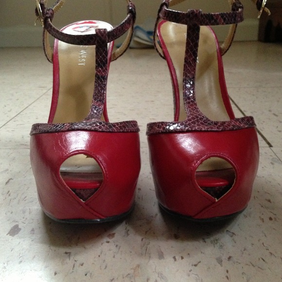 Red snake skin Nine West heels! - Picture 2 of 3