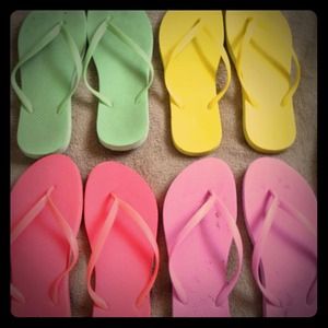 Bundle of size 9 flip flops