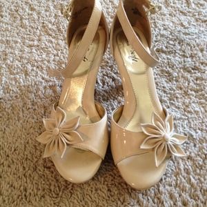 Cute beige heels!