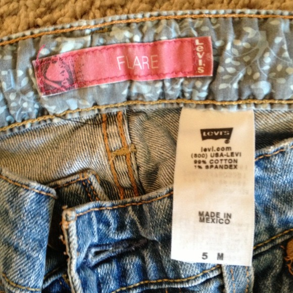Size 5 Levi's flare jeans - Picture 2 of 3