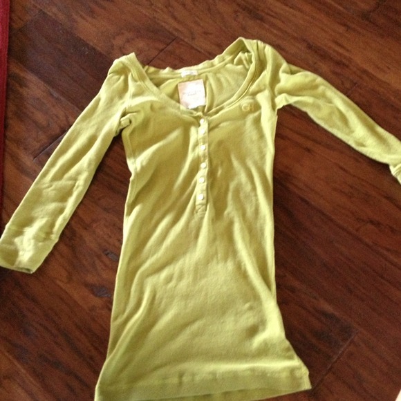 Gilly Hicks Tops - Gilly Hicks XS green shirt 3 quarter sleeved.