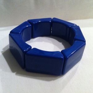 SOLD!!!!Blue stretch bracelet