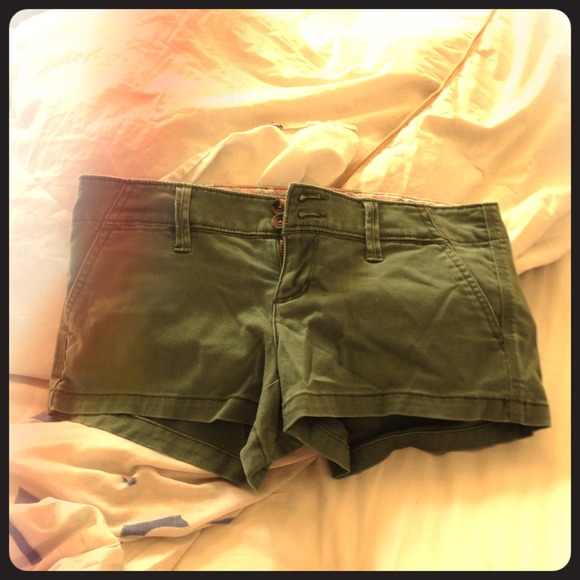 Very cute American eagle camo colored shorts! - Picture 1 of 4