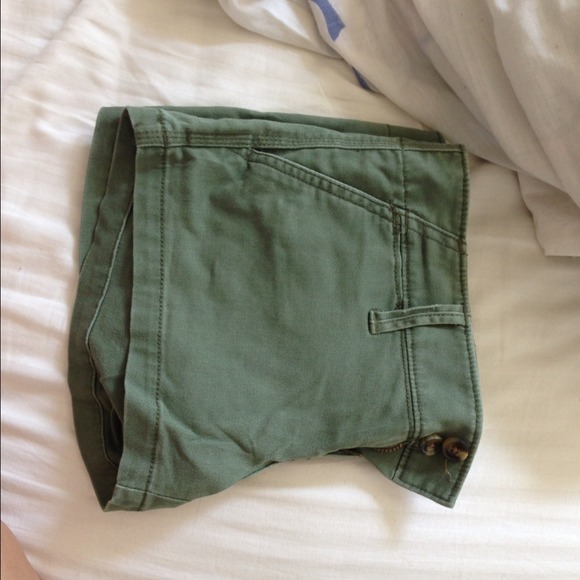 Very cute American eagle camo colored shorts! - Picture 4 of 4