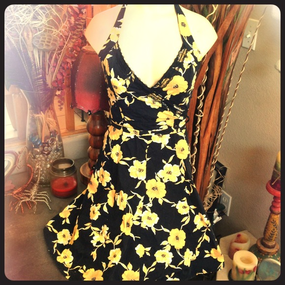 🚫SOLD🚫Halter Top Yellow Floral Dress🌻