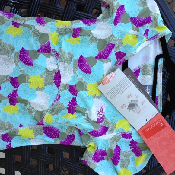 SOLD NEW Northface UPF 15 sun protector Top - Picture 4 of 4