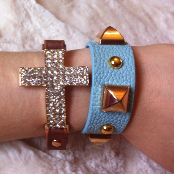 ❌SOLD❌NEW Light Blue Leather Gold Stud  Bracelet - Picture 2 of 3