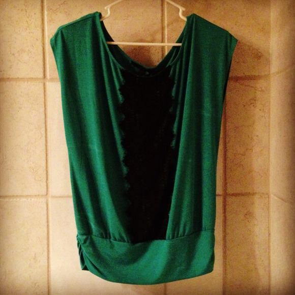 💲Sold ----💚 Emerald top with black detail