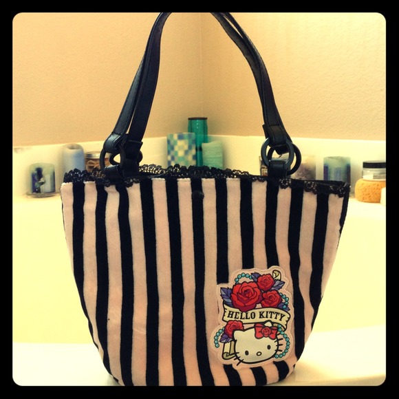 🚫SOLD🚫Hello Kitty Bucket Purse