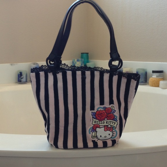 🚫SOLD🚫Hello Kitty Bucket Purse - Picture 2 of 4
