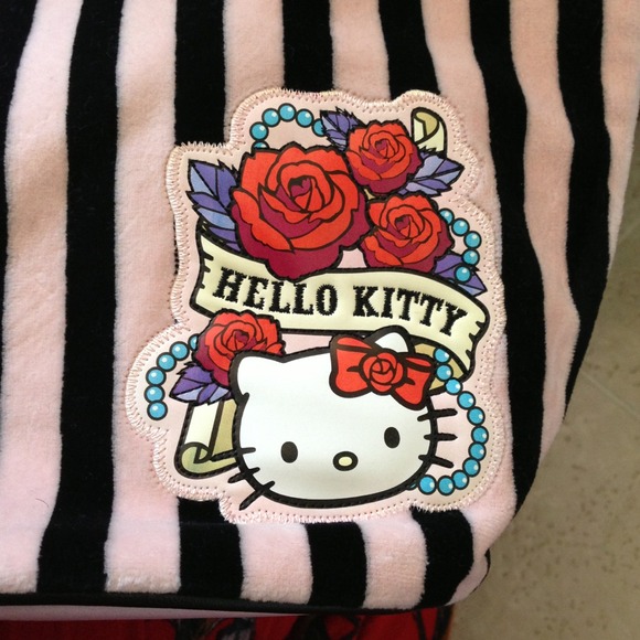 🚫SOLD🚫Hello Kitty Bucket Purse - Picture 3 of 4