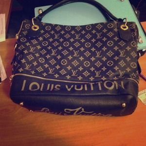 Looks like Louis Vuitton black bag. Must sell!!!