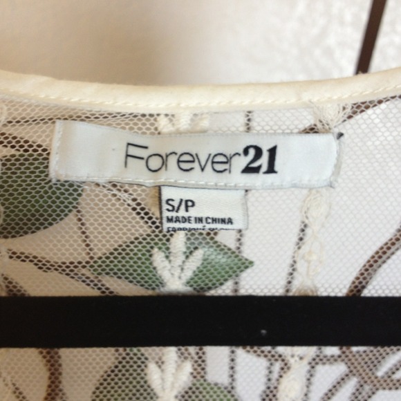 X HOLD X Beautiful, cream crochet top - Picture 2 of 3