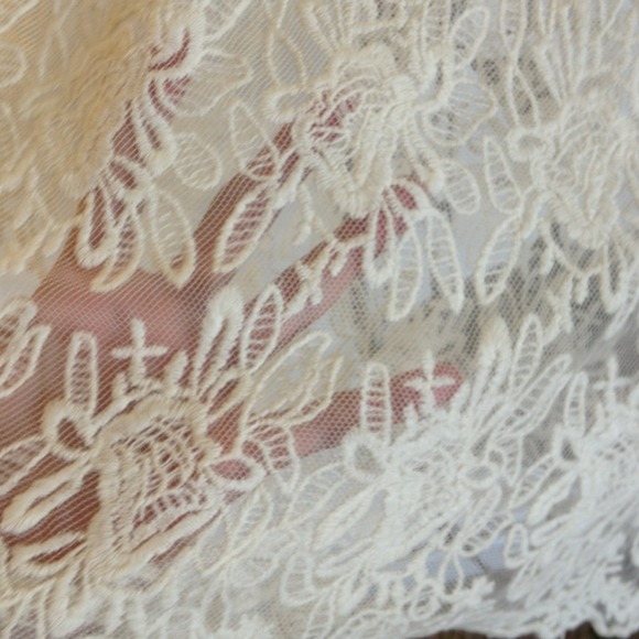 X HOLD X Beautiful, cream crochet top - Picture 3 of 3