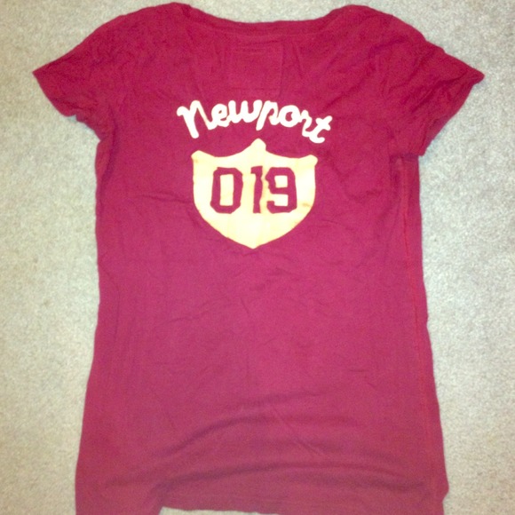🚫Sold in a bundle🚫 Red hollister tee
