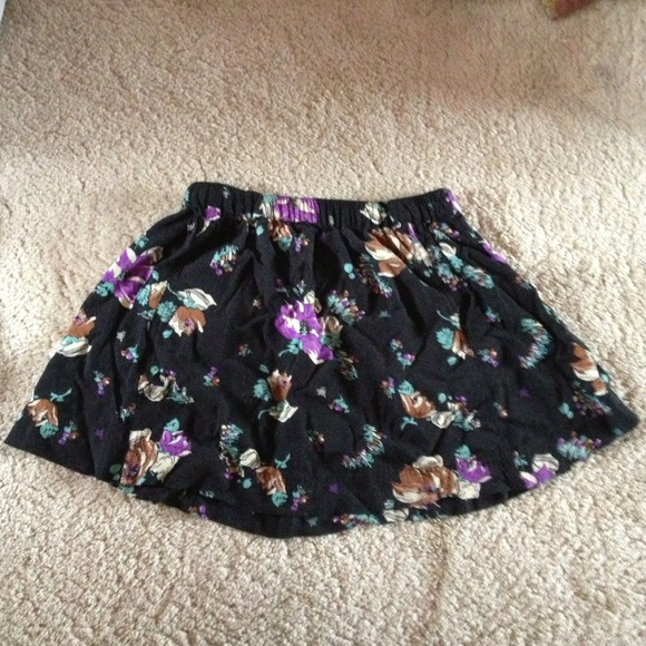 Flowered skirt w/ pockets
