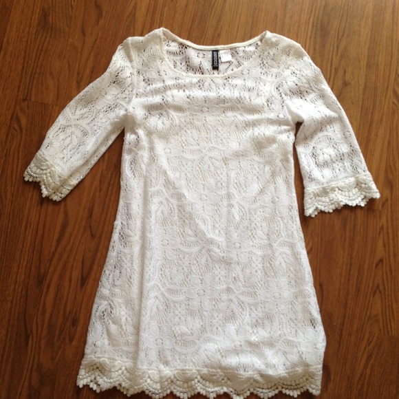 Fitted dress in stretch lace