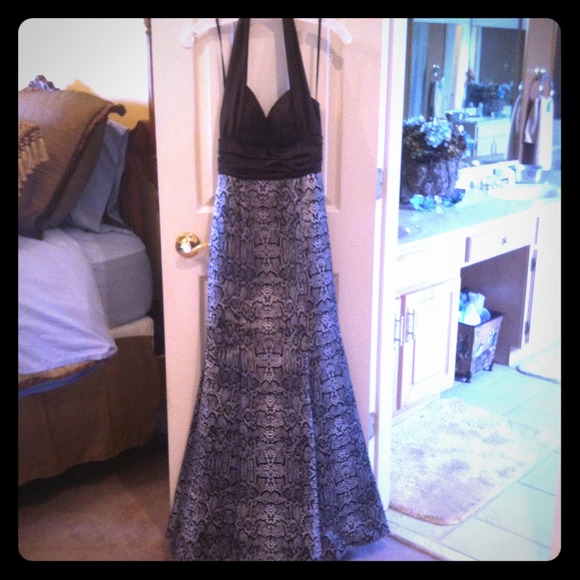 Size 2 prom dress. Worn once, not hemmed - Picture 1 of 4