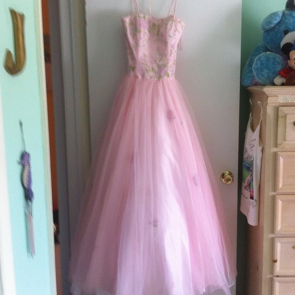 PROM Beautiful light pink gown-netting and beads.