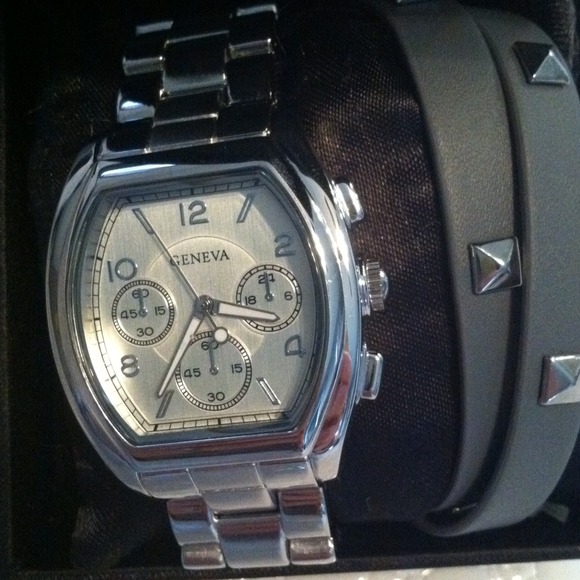 ❌ BUNDLED Silver tone watch & gray wrap bracelet - Picture 2 of 2