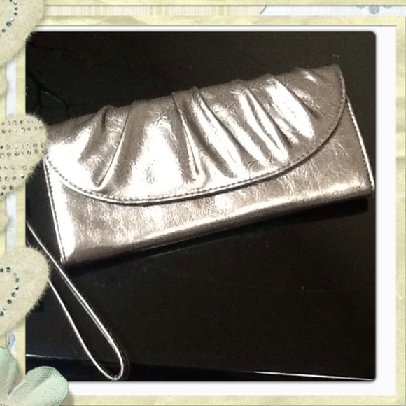 🌺Sold!🌺Silver-toned evening clutch - New!