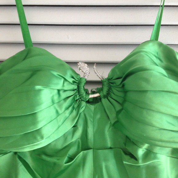 TRADED Kelly green ball gown - Picture 2 of 2