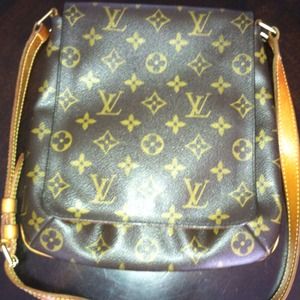 Louis Vuitton messenger bag (small)