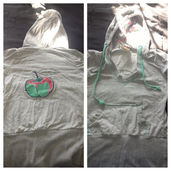 Gray pull over hoodie size med