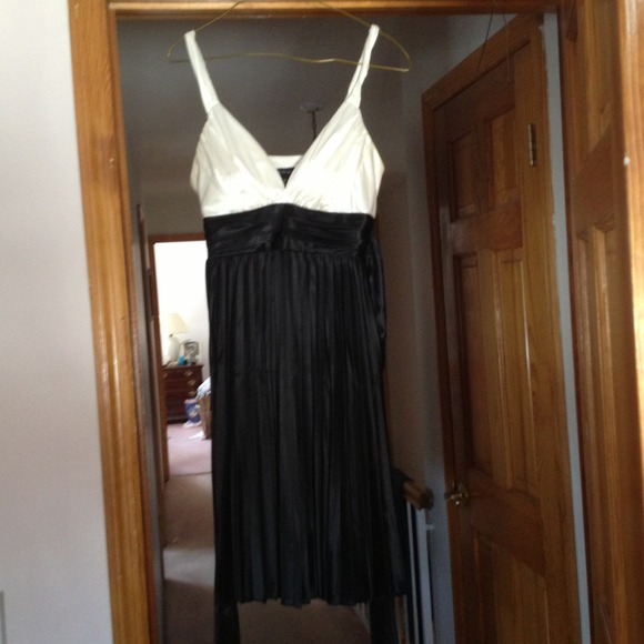 Intrigue black and white dress worn once - Picture 1 of 3