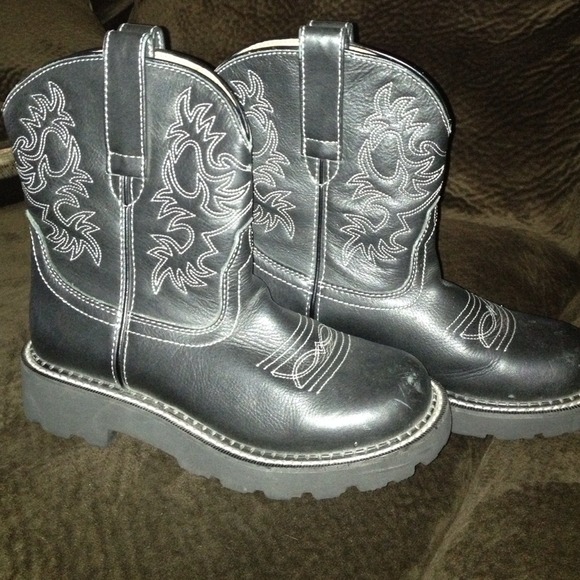 Super cute short Ariat boots