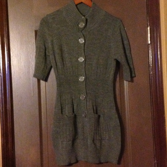 A grey short-sleeved long jacket