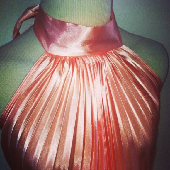 Sz M Accordion style "Touch of Peach" Halter Top - Picture 3 of 4