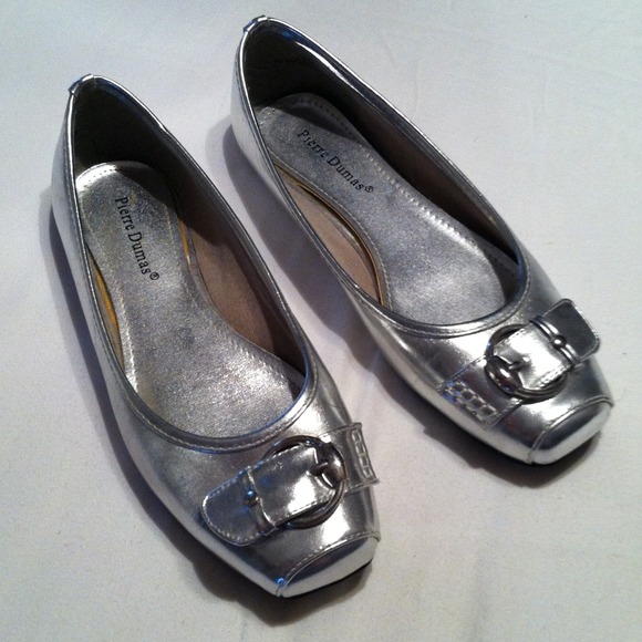 🎉Price Reduced🎉. Sassy Silver Flats