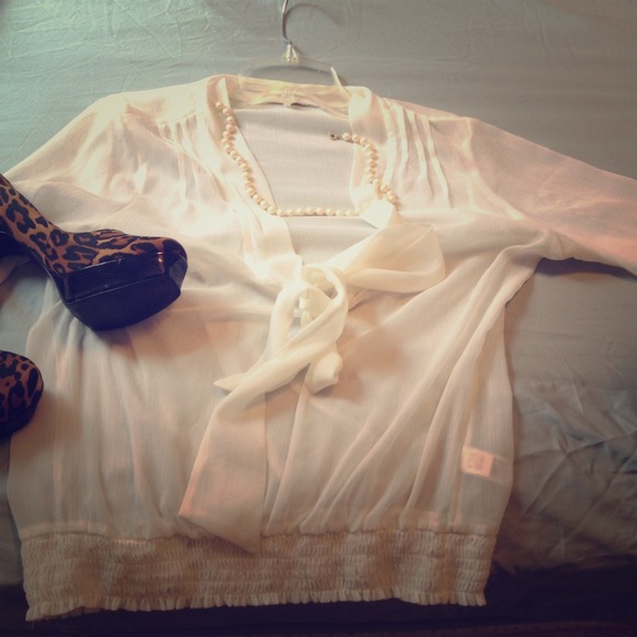 Cream blouse👏 Traded👏