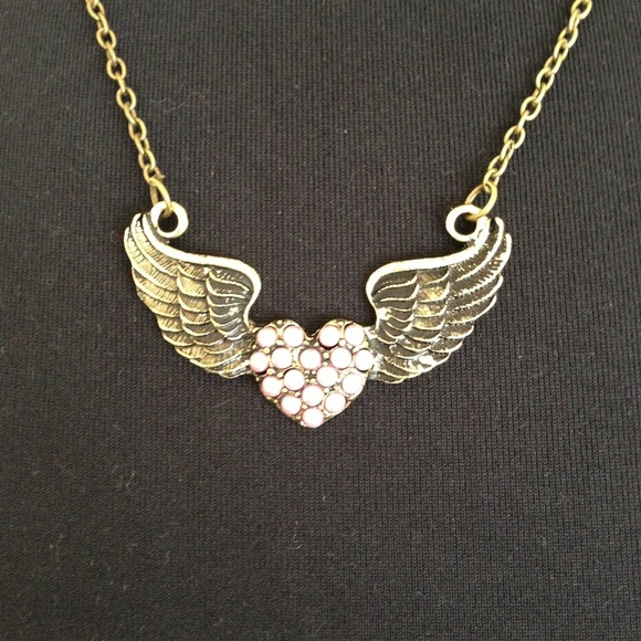 NEW Angel wings with heart in Center - Picture 2 of 3