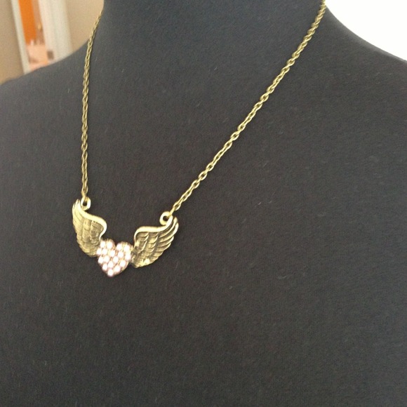 NEW Angel wings with heart in Center - Picture 3 of 3