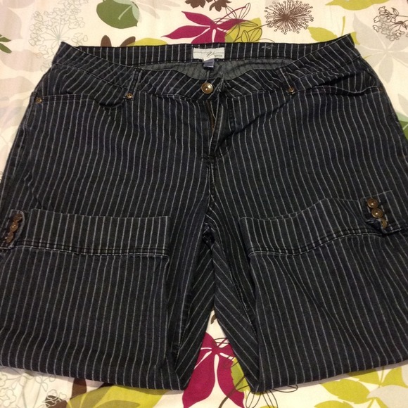 pin stripped denim capris💦PRICE DROP💦