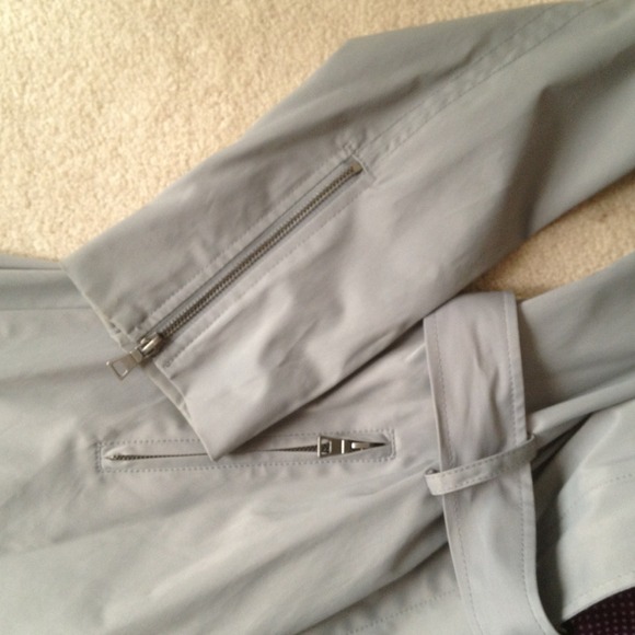 ***Sold*** Silver raincoat - Picture 4 of 4