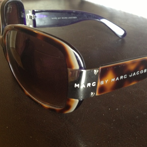 Marc Jacobs sunglasses & Michael Kors pouch bundle - Picture 2 of 4