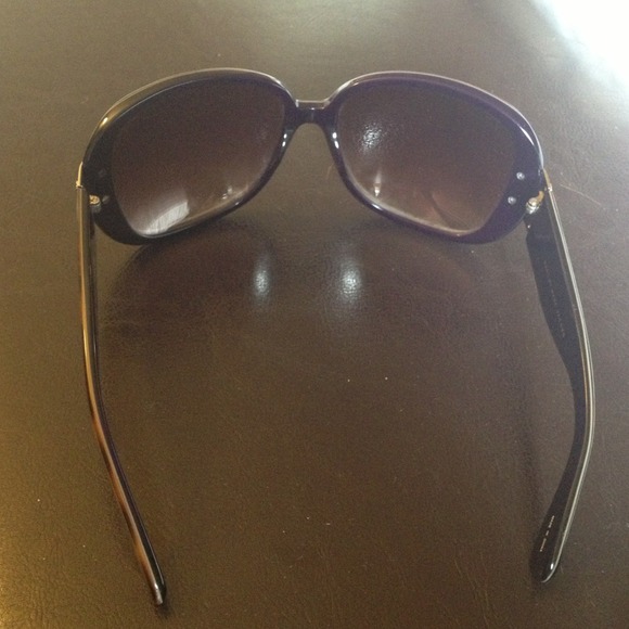 Marc Jacobs sunglasses & Michael Kors pouch bundle - Picture 4 of 4