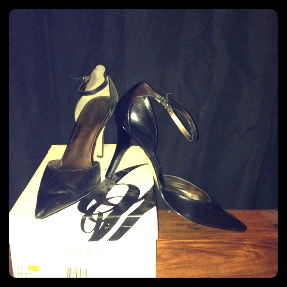 Nine West black pointy toe heels