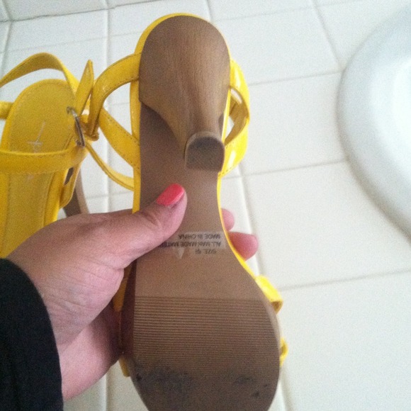 TRADED Cute yellow shoes - Picture 2 of 4