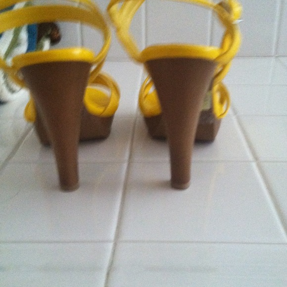TRADED Cute yellow shoes - Picture 3 of 4