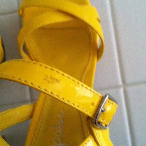 TRADED Cute yellow shoes - Picture 4 of 4