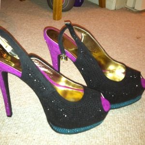 Brand new multicolored pumps