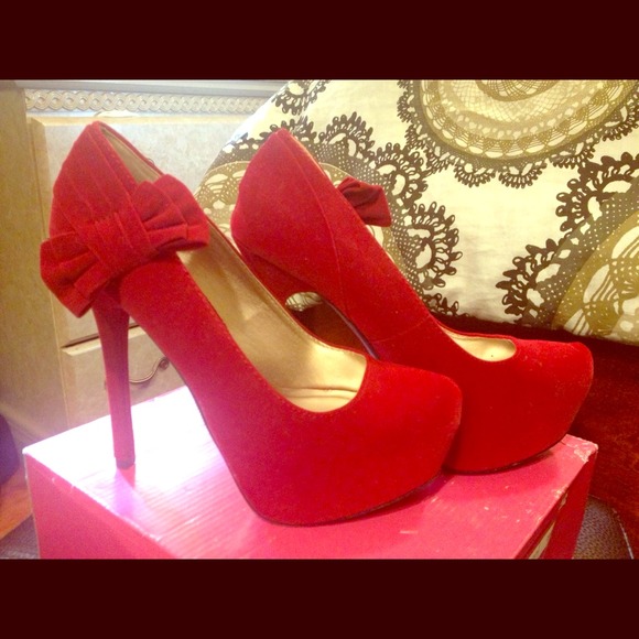 Red pumps with bow on the side