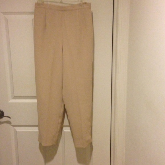 Deep dsct:  NWOT lt beige pants with details.💝💝